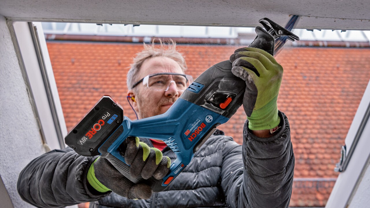 Geradliniges Design und optimales Verhältnis von Leistung zu Gewicht: Biturbo-Akku-Säbelsäge GSA 18V-28 Professional von Bosch