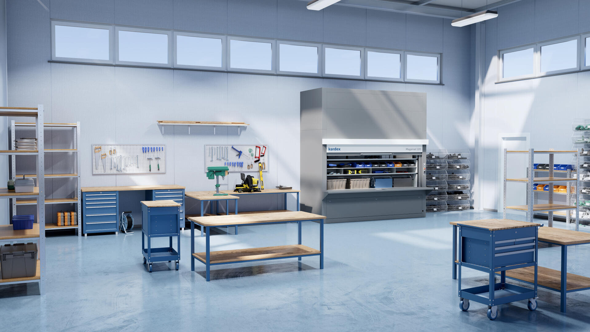 Eine Industriewerkstatt mit Werkbänken, Regalanlagen, Lochplatten mit Werkzeugen und einem großen automatisierten Kardex-Lagersystem.