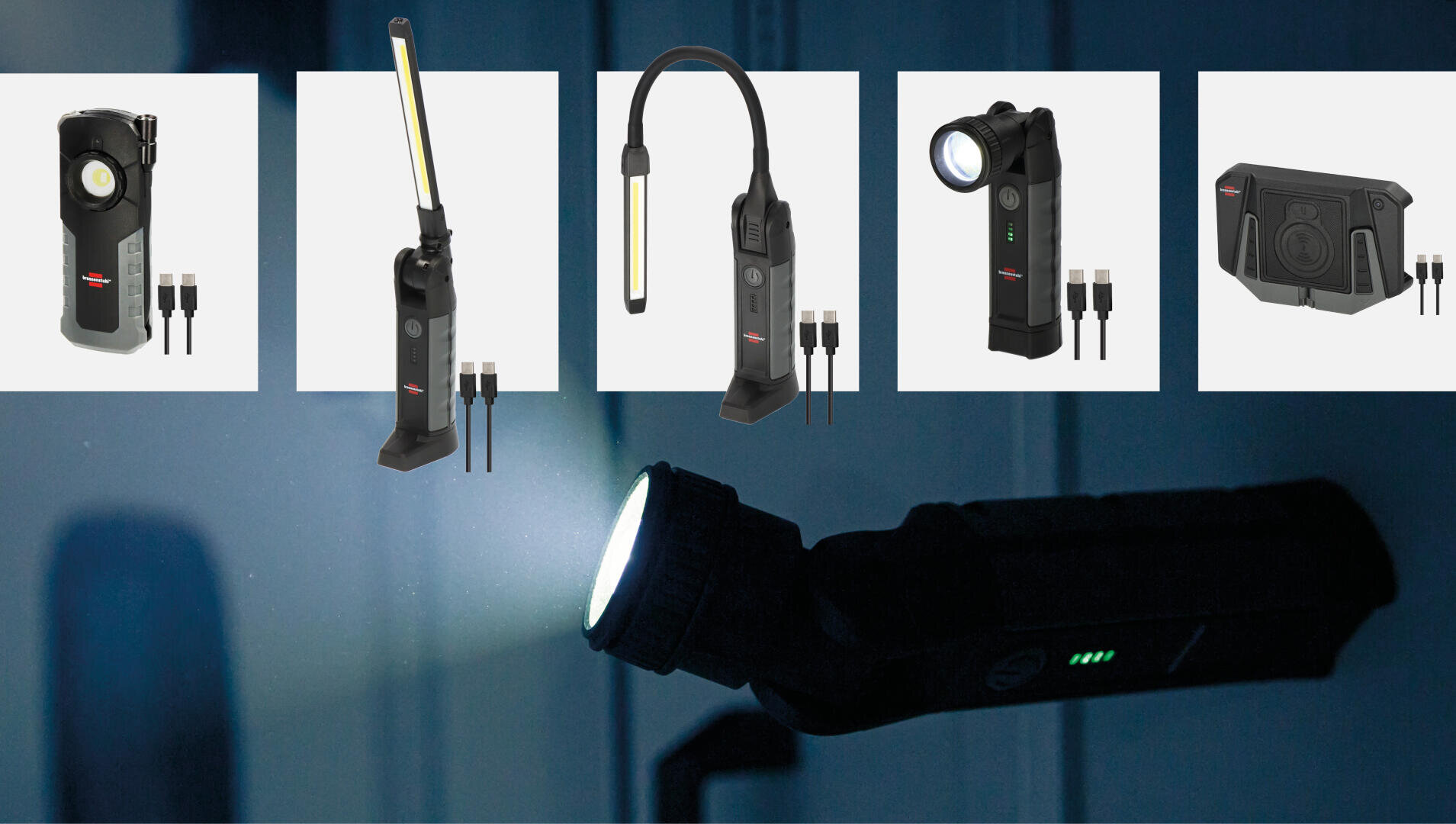 Fünf verschiedene wiederaufladbare Taschenlampen und Arbeitsleuchten mit USB-Ladekabeln sind in einer Reihe vor einem blauen Hintergrund abgebildet, wobei eine Taschenlampe im Vordergrund leuchtet.