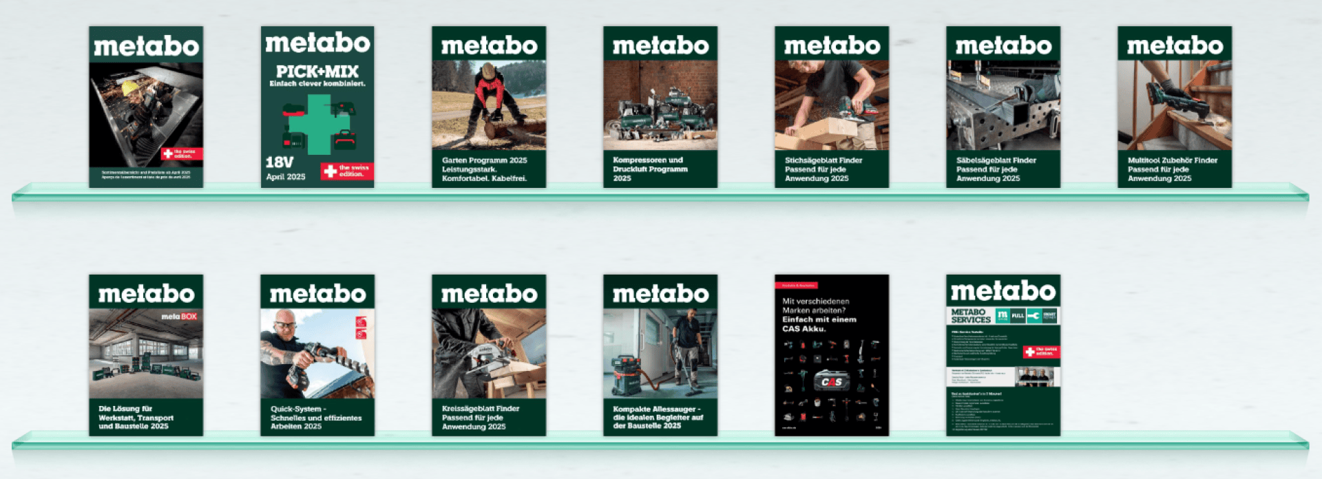 Zehn Metabo-Produktkataloge werden auf zwei Glasregalen hochkant präsentiert. Jeder Katalog zeigt Werkzeuge, Arbeiter oder Werkzeugsätze auf dem Cover, wobei das Metabo-Logo prominent oben auf jedem Cover zu sehen ist.
