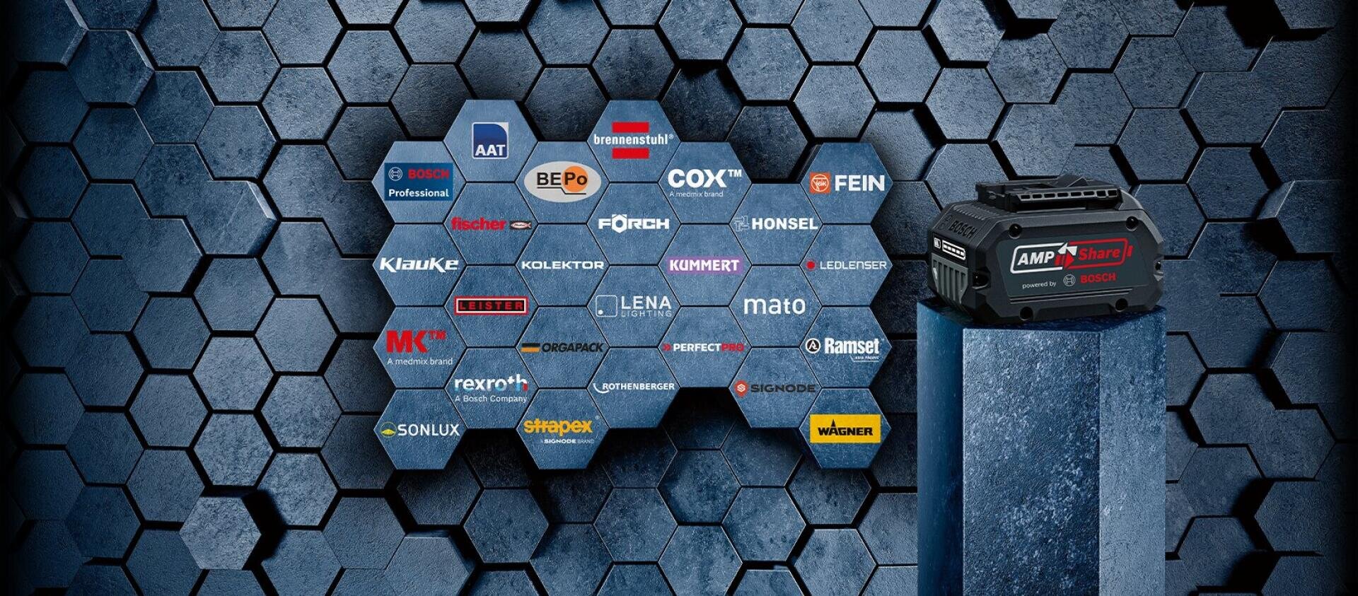 Ein AMPShare-Akku von Bosch steht auf einem Sockel neben einer Gruppe sechseckiger Fliesen, auf denen verschiedene Logos von Industriemarken zu sehen sind.
