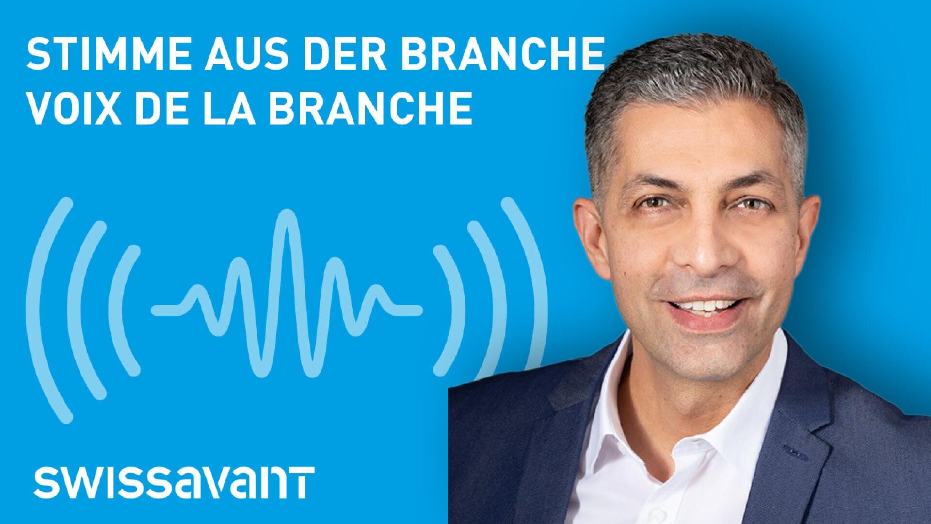 Ein lächelnder Mann im Anzug ist auf blauem Hintergrund mit dem Text STIMME AUS DER BRANCHE VOIX DE LA BRANCHE und einer Schallwellengrafik dargestellt. Das SWISSAVANT-Logo erscheint unten links.
