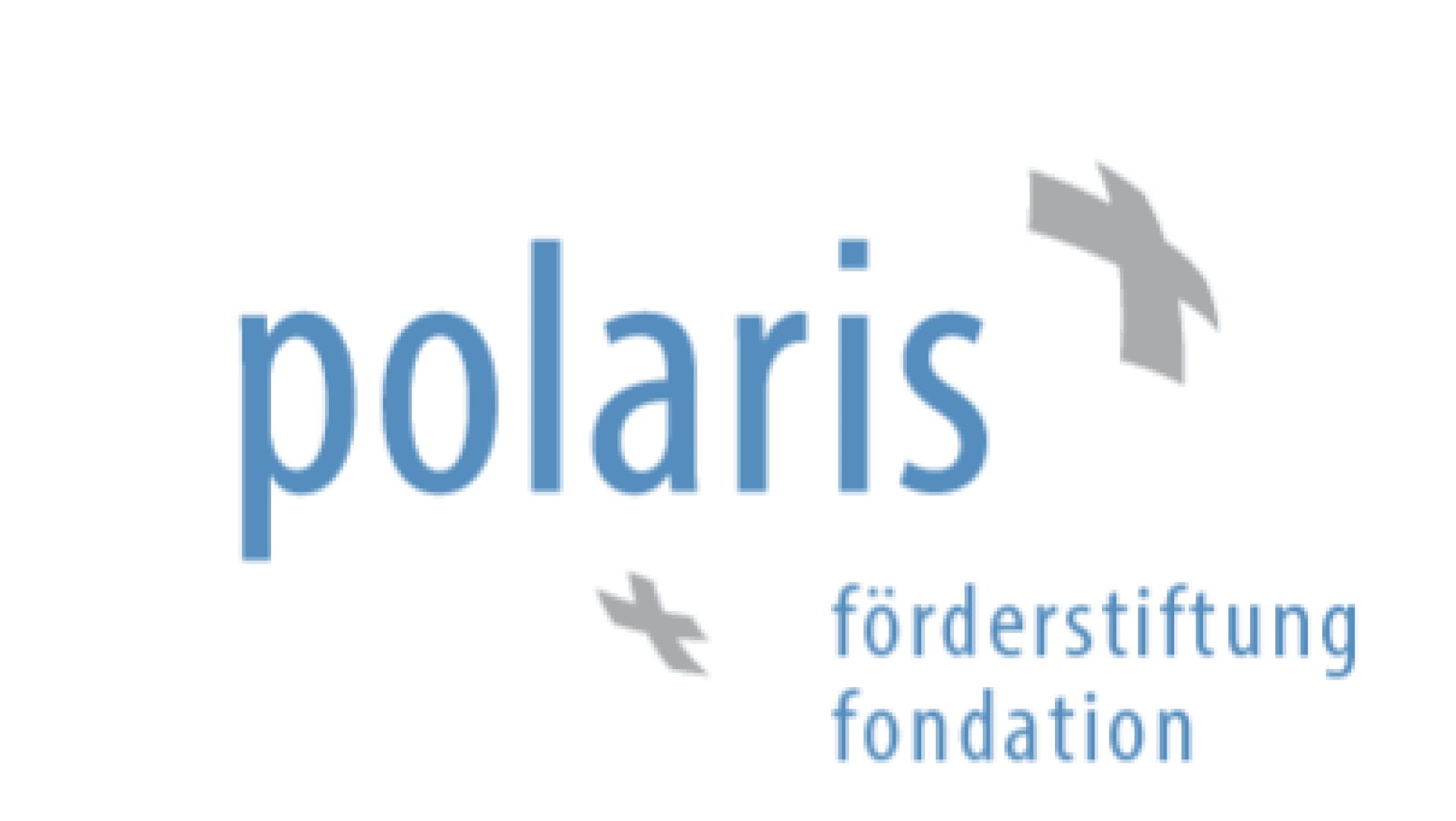 L'image montre le logo de la fondation Polaris förderstiftung avec le mot Polaris en lettres minuscules bleues et deux formes d'oiseaux gris stylisés volant au-dessus et en dessous du texte.