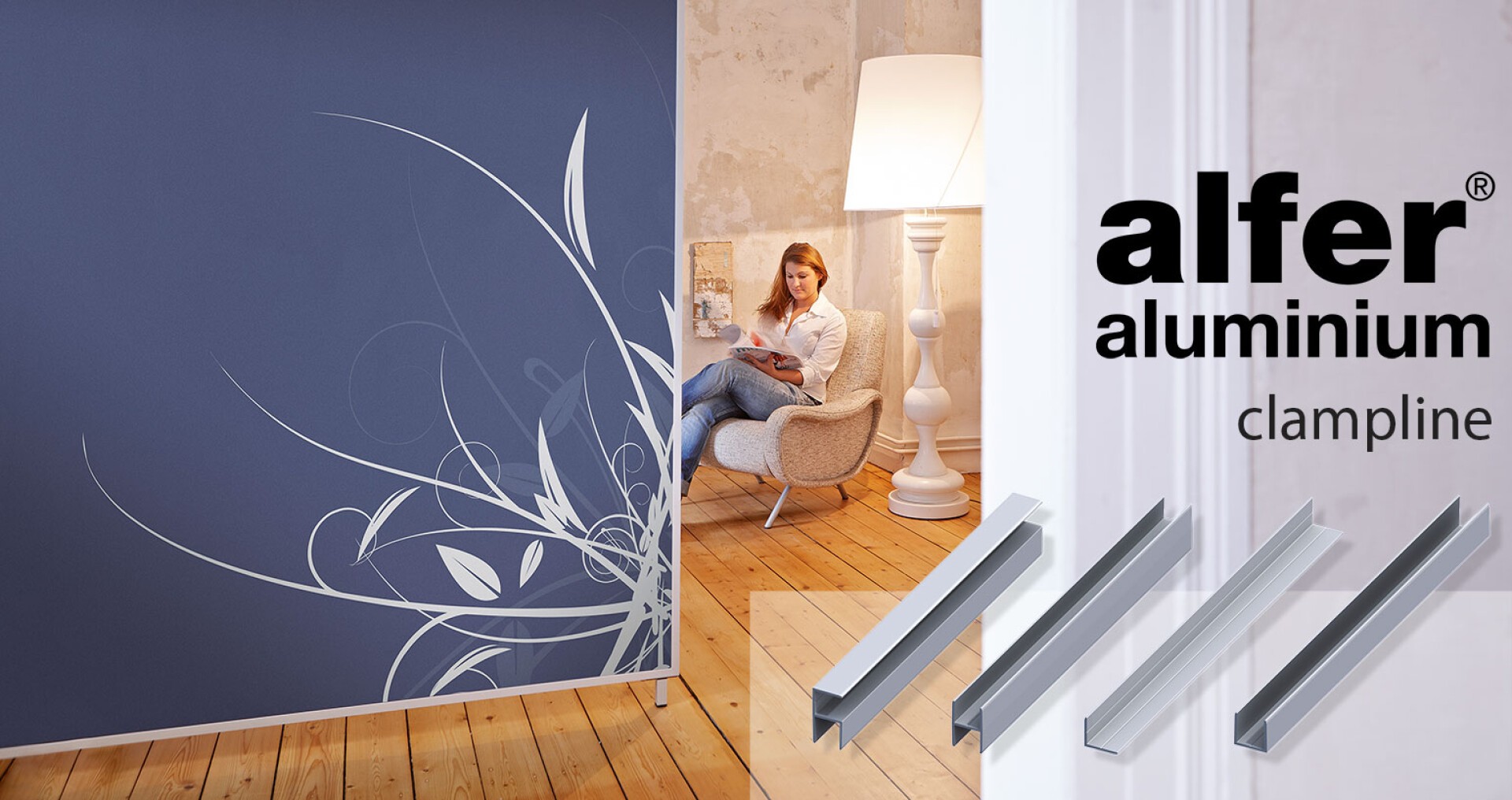 Eine Frau sitzt lesend in einem gemütlichen Sessel mit Holzboden und weißer Lampe. Neben ihr befindet sich eine dekorative Wand mit floralem Muster. Rechts sind Texte und Bilder von drei Metallprofilen der Alfer-Aluminium-Klemmlinie zu sehen.