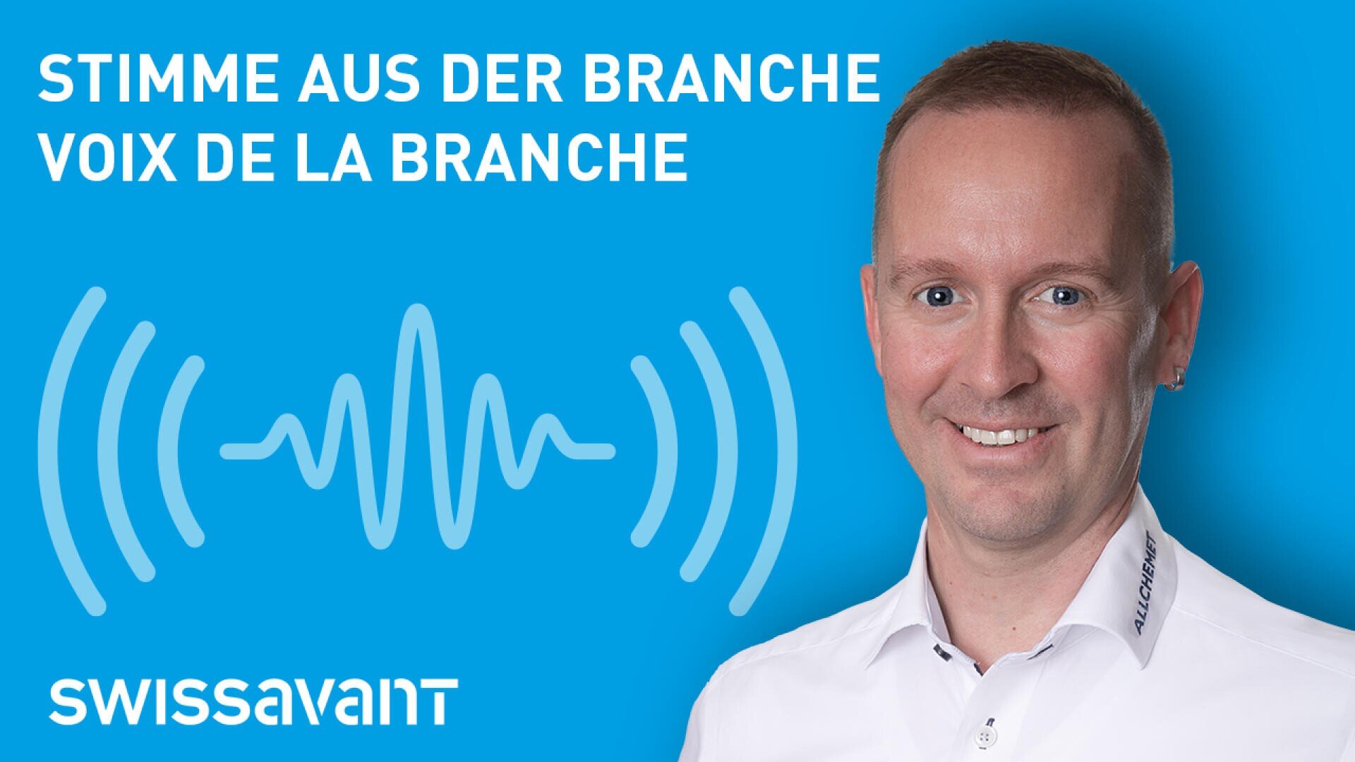 Ein lächelnder Mann im weissen Hemd steht vor einem blauen Hintergrund mit weisser Schallwellengrafik und zweisprachigem Text "Stimme aus der Branche / Voix de la Branche". Das Swissavant-Logo befindet sich am unteren Rand.