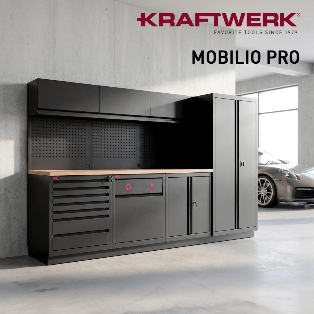 Modulares Garagenaufbewahrungsregal Kraftwerk Mobilio Pro in Schwarz mit einer Arbeitsplatte aus Holz und einer Rückwand aus Lochblech.