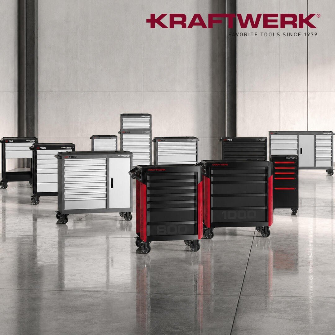 Eine Sammlung von Kraftwerk-Werkzeugschränken in verschiedenen Größen, Farben und Ausführungen, die auf einem Betonboden angeordnet sind.