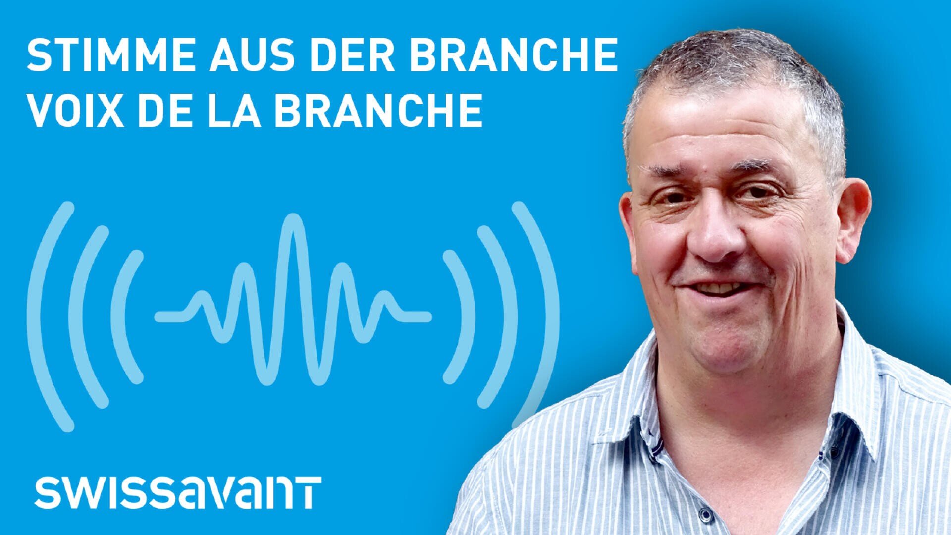 Un homme souriant en chemise à col se tient devant un fond bleu avec des graphiques d'ondes sonores. Le texte est Voix de la Branche, Voix de la Branche et Swissavant.