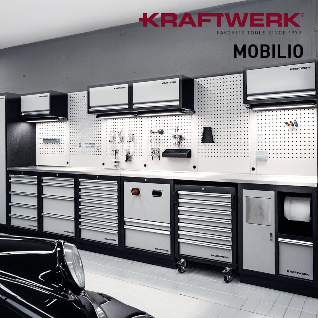 Modulares Garagenaufbewahrungssystem Kraftwerk Mobilio mit Hängeschränken, einem Werkzeugorganizer mit Lochplatte sowie einem Unterschrank mit verschiedenen Schubladen und einem Papierhandtuchspender.