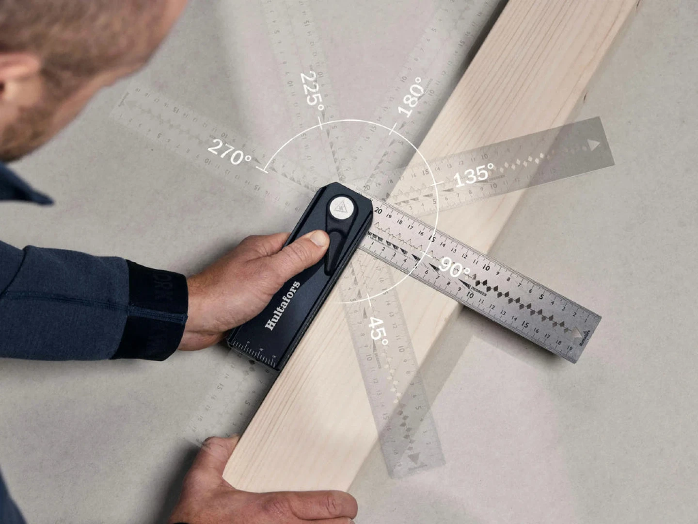 Eine Person verwendet ein Mehrwinkelmessgerät, um Winkel auf einem Holzbrett zu markieren, wobei Messlinien und Winkelgrade zur Präzision digital darübergelegt werden.