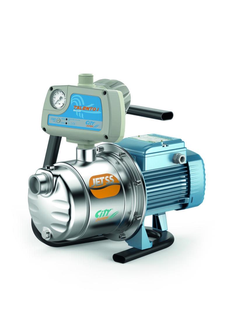 Eine Metallwasserpumpe mit einem blauen Motor, einem Manometer und einer Steuereinheit mit der Aufschrift „Jet SS“ und „City“. Das Gerät steht auf einem schwarzen Sockel vor weißem Hintergrund.