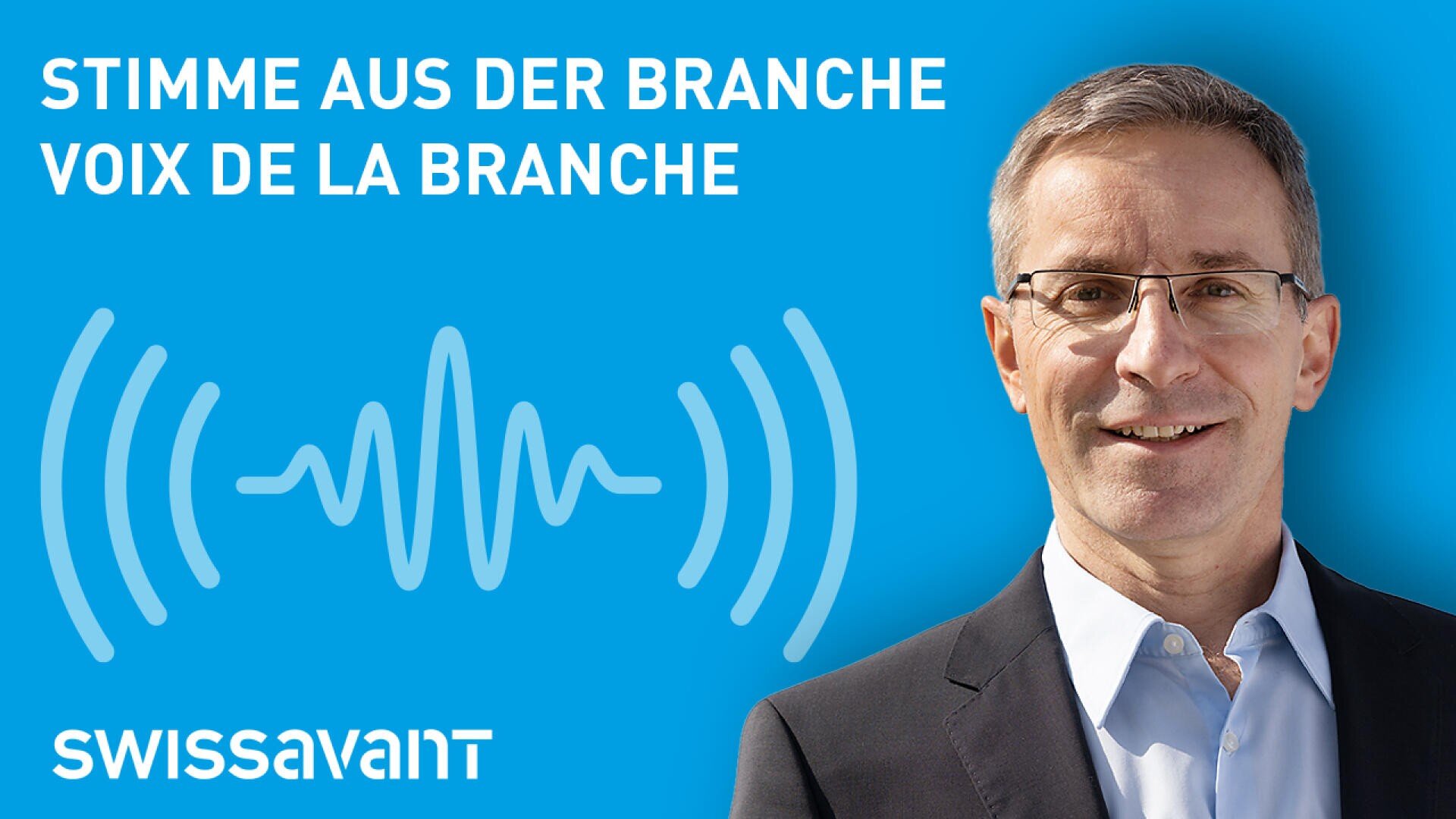 Un homme souriant portant des lunettes et un costume se tient à côté d'un graphique d'onde audio sur fond bleu avec le texte VOICE FROM THE INDUSTRY, VOIX DE LA BRANCHE et le logo SWISSAVANT.