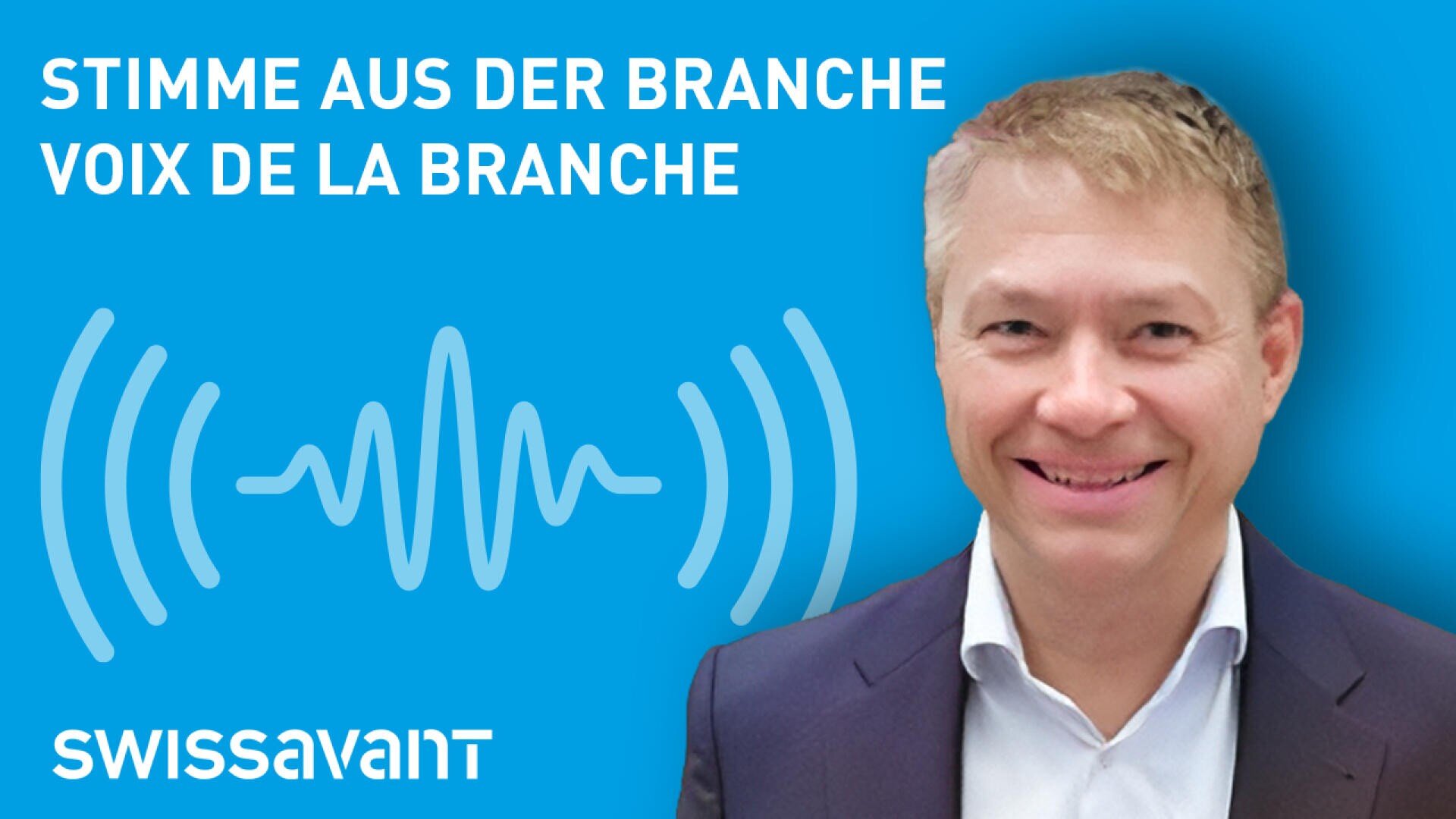 Ein lächelnder Mann im Anzug steht vor einem blauen Hintergrund mit weißer Schallwellengrafik und zweisprachigem Text mit der Aufschrift STIMME AUS DER BRANCHE / VOIX DE LA BRANCHE. Darunter erscheint das Logo SWISSAVANT.