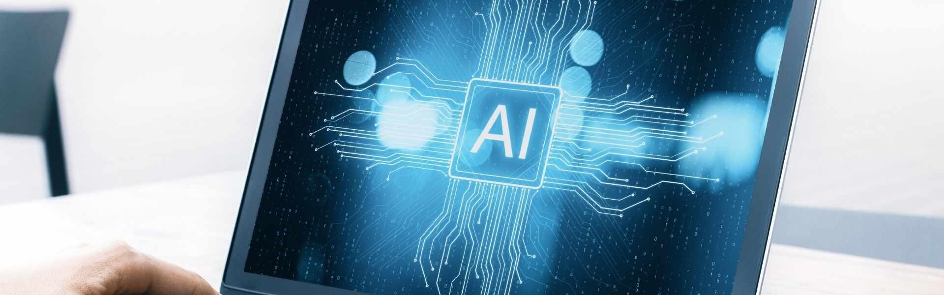 Ein Laptop-Bildschirm zeigt in der Mitte ein leuchtendes KI-Symbol, das von kreisförmigen Linien umgeben ist und die Technologie der künstlichen Intelligenz symbolisiert. Eine Hand ruht auf der Laptoptastatur.