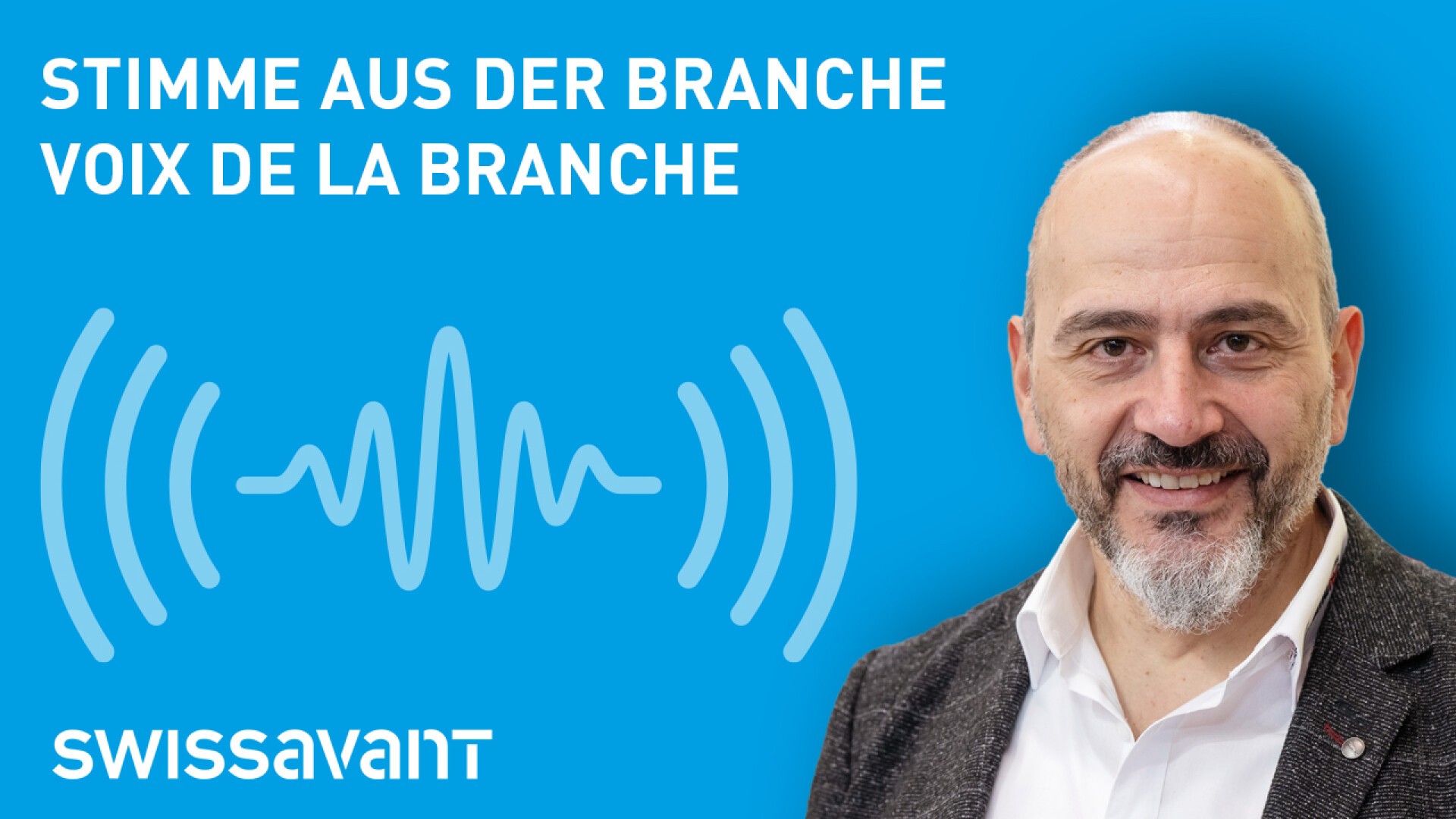 Un homme souriant, chauve et barbu, se tient devant un fond bleu orné d'ondes sonores. On peut y lire : « STIMME AUS DER BRANCHE VOIX DE LA BRANCHE » et « SWISSAVANT ».