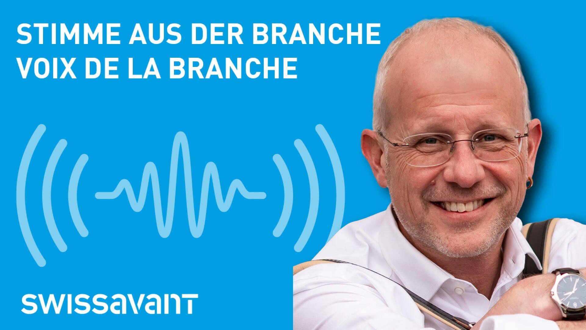 Auf der rechten Seite ist ein lächelnder Mann mit Brille und Glatze abgebildet. Links steht der Text STIMME AUS DER BRANCHE VOIX DE LA BRANCHE über einer Schallwellengrafik. Das Swissavant-Logo befindet sich am unteren Rand. Blauer Hintergrund.