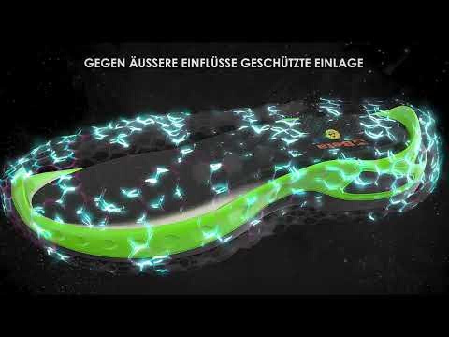 Eine schwarz-grüne Einlegesohle mit leuchtend blauen, elektrisierenden Effekten am Rand. Der deutsche Text darüber lautet: „GEGEN ÄUSSERE EINFLÜSSE GESCHÜTZTE EINLAGE“, was so viel bedeutet wie „vor äußeren Einflüssen geschützte Einlegesohle“.