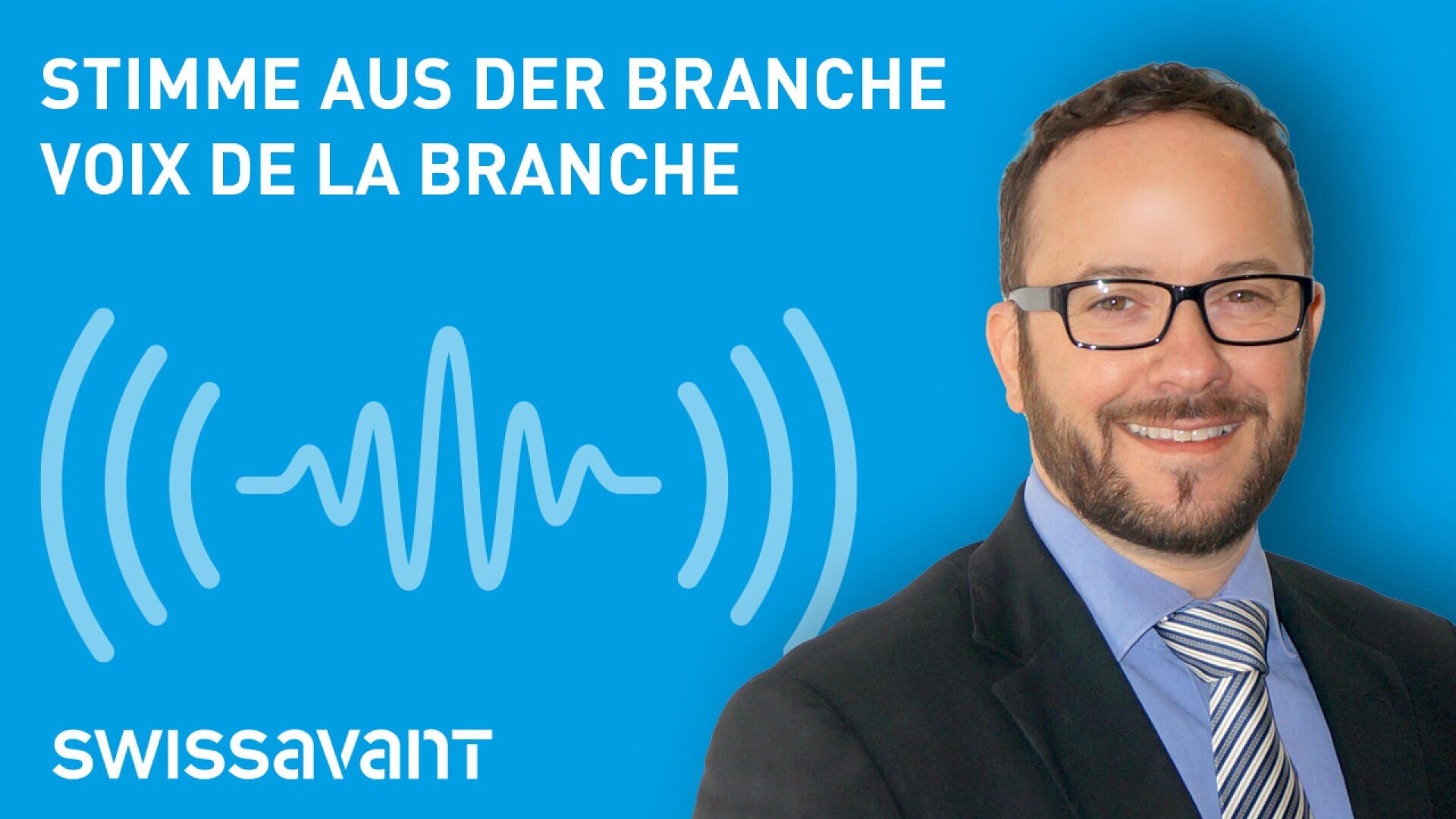 Ein lächelnder Mann im Anzug und mit Brille steht neben stilisierten Schallwellen auf blauem Hintergrund. Der Text lautet Stimme aus der Branche, Voix de la Branche und Swissavant.