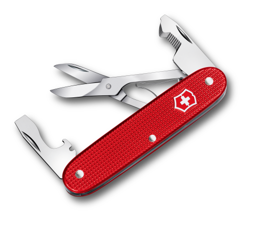 Ein rotes Schweizer Armeemesser mit strukturiertem Griff zeigt auf weißem Hintergrund geöffnete Werkzeuge, darunter eine Schere, einen Flaschenöffner, einen Dosenöffner und einen Schlitzschraubendreher.