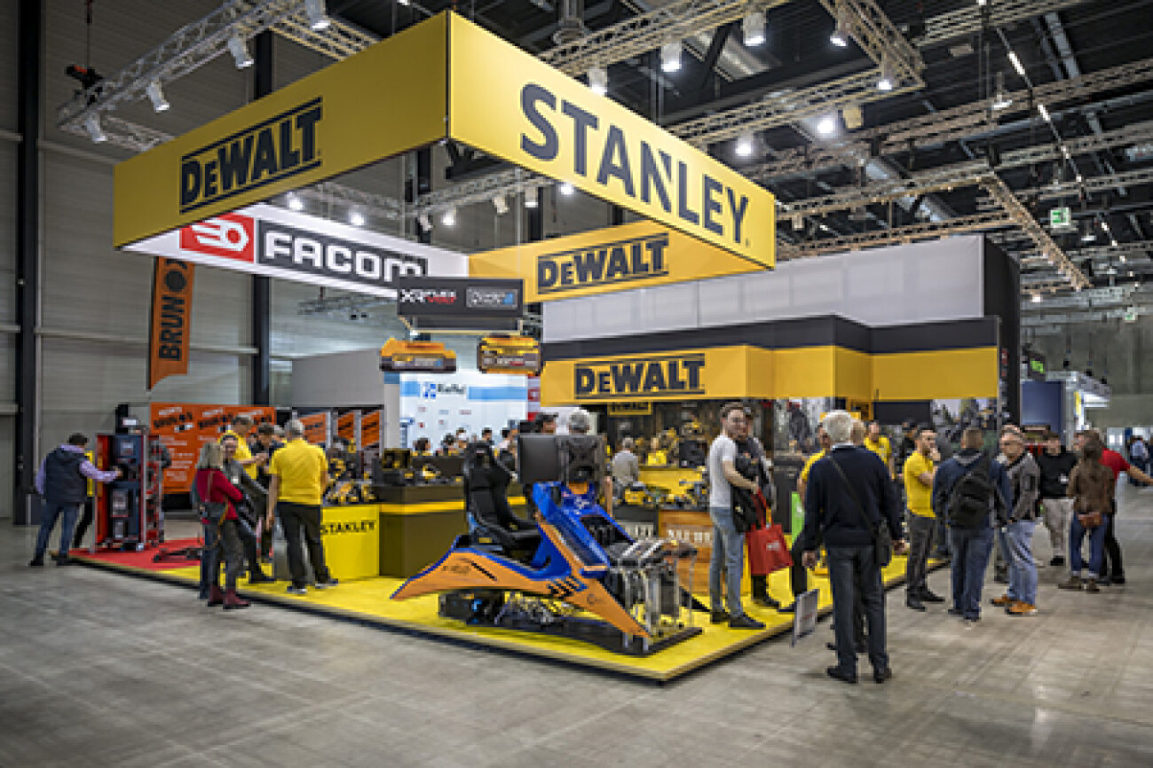 _AFG6170_Stand.jpg (0.2 MB)